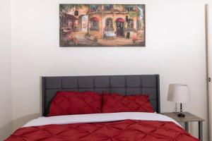 Spacious 1-Bedroom Condo with Kitchen, Free Parking and Fitness Center