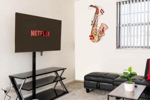 Spacious 1-Bedroom Condo with Kitchen, Free Parking and Fitness Center