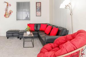 Spacious 1-Bedroom Condo with Kitchen, Free Parking and Fitness Center