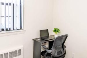 Spacious 1-Bedroom Condo with Kitchen, Free Parking and Fitness Center