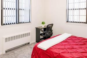 Spacious 1-Bedroom Condo with Kitchen, Free Parking and Fitness Center