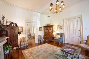Wilkes Pied-a-terre by Lucky Savannah