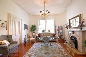 Wilkes Pied-a-terre by Lucky Savannah