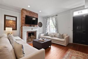 Oglethorpe Square Garden Apartment by Lucky Savannah