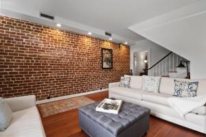 Oglethorpe Square Garden Apartment by Lucky Savannah