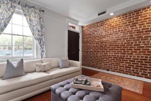 Oglethorpe Square Garden Apartment by Lucky Savannah