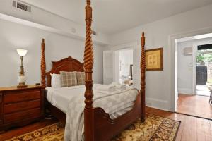 Oglethorpe Square Garden Apartment by Lucky Savannah