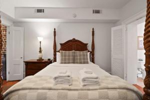 Oglethorpe Square Garden Apartment by Lucky Savannah