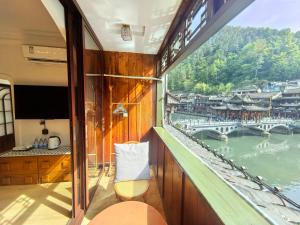 Fenghuang Color River View Villa