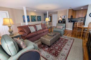 York Lane Carriage House by Lucky Savannah