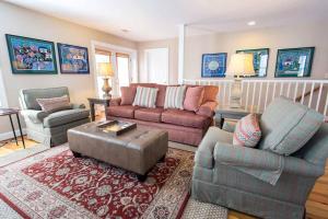 York Lane Carriage House by Lucky Savannah