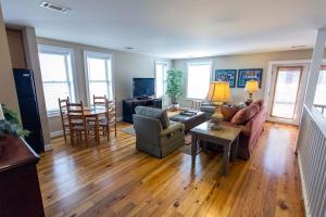 York Lane Carriage House by Lucky Savannah