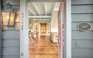 Mollys Cottage by Lucky Savannah