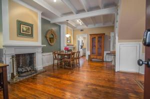 Mollys Cottage by Lucky Savannah