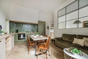 Budapest Escape Walk to Buda Eye & Fashion Street