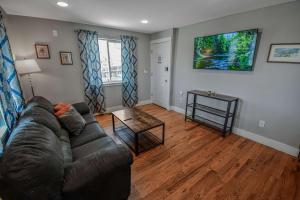 3 bed home with huge yard near Hidden Lake