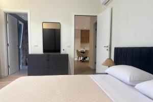 Emerald Luxury 2 Bedroom, 2 Bathroom Apartment