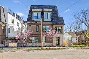 Rooftop, Firepit, King, Smart TVs, 6min drive to Broadway