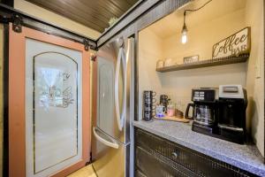 Willow Brook Getaway: Hot Tub, Deck in Mifflinburg