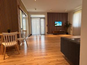 Luxury 2 bedroom apartment and garden