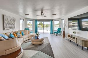 Sunset Views & Hot Tub: Lakefront Holiday Retreat!