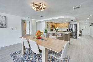 Sunset Views & Hot Tub: Lakefront Holiday Retreat!