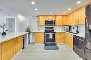 Sunset Views & Hot Tub: Lakefront Holiday Retreat!