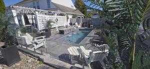 Staycation Oasis! a unique Experience! Heated pool open until November 1st