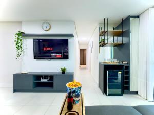 Apto Pé na Areia Condomínio Resort Completo com Piscina borda Infinita, Beach Tennis, Academia, Sala de Jogos, Brinquedoteca, Playground e Portaria 24H 2 Quartos com Ar-Condicionado, Churrasqueira Privativa Reserve Agora e Viva essa Experiência