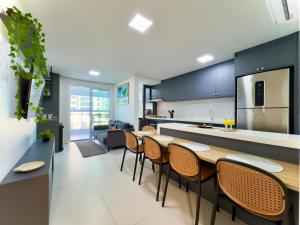 Apto Pé na Areia Condomínio Resort Completo com Piscina borda Infinita, Beach Tennis, Academia, Sala de Jogos, Brinquedoteca, Playground e Portaria 24H 2 Quartos com Ar-Condicionado, Churrasqueira Privativa Reserve Agora e Viva essa Experiência