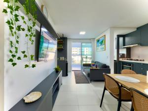 Apto Pé na Areia Condomínio Resort Completo com Piscina borda Infinita, Beach Tennis, Academia, Sala de Jogos, Brinquedoteca, Playground e Portaria 24H 2 Quartos com Ar-Condicionado, Churrasqueira Privativa Reserve Agora e Viva essa Experiência