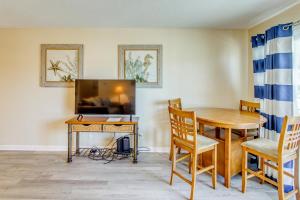 Direct Beach Access! Walkable Condo on Ocean Blvd