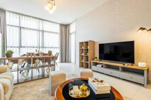 Amazing Rooftop Pool - Full Canal Views - 1 BDR - 5 min walk from Space42 Arena - Heart of Raha Beach