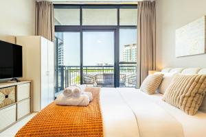 Amazing Rooftop Pool - Full Canal Views - 1 BDR - 5 min walk from Space42 Arena - Heart of Raha Beach