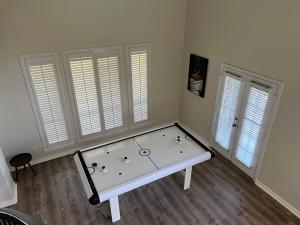 Lovejoy Serenity - Amazing pool, Games, Movie Room