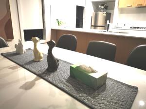 5BR 2story house, free parking, close to parks, golf course, supermarkets, & transport