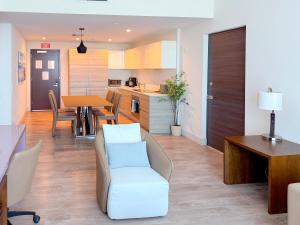 1BD Beachfront Escape Hollywood Beach