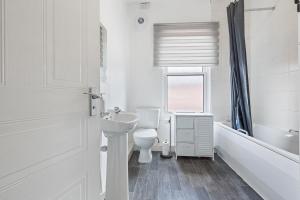 Stylish 2-Bedroom Apartment in Leeds LS12, Perfect for Contractors & Extended Stays-F&K Property