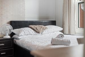 Stylish 2-Bedroom Apartment in Leeds LS12, Perfect for Contractors & Extended Stays-F&K Property