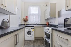 Stylish 2-Bedroom Apartment in Leeds LS12, Perfect for Contractors & Extended Stays-F&K Property