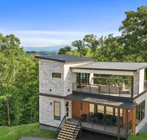 Cozy cabin retreat w Hot Tub & Rooftop Deck near Dollywood