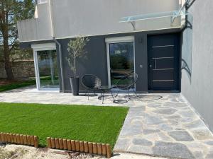 Modern Garden Apartment - City & Mountain View