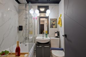 Full Kitchen AC CityView Free Public Parking 2 Bedroom Apartment