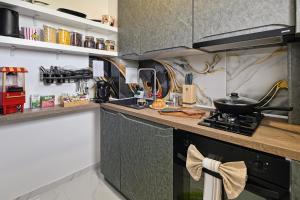 Full Kitchen AC CityView Free Public Parking 2 Bedroom Apartment