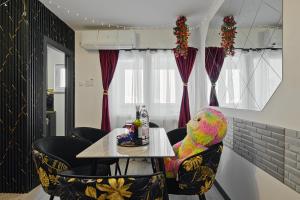 Full Kitchen AC CityView Free Public Parking 2 Bedroom Apartment