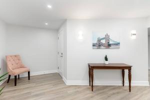 Cozy 1BR Lower Level Walking distance to shops