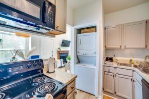 3 Mi to Downtown Dallas Sleek Condo with Patio