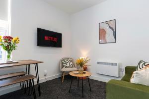 Contractor-Friendly 4-Bed 2-Bath Apartment, fast WiFi, central Redcar
