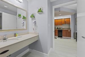 Family 2BR Kitchen Close to Universal