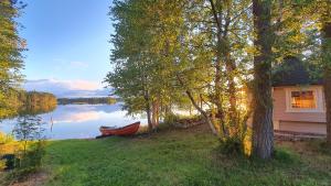 Villa Salme lemmikkiystävällinen mökki Taivalkoskella Jokijärven rannalla